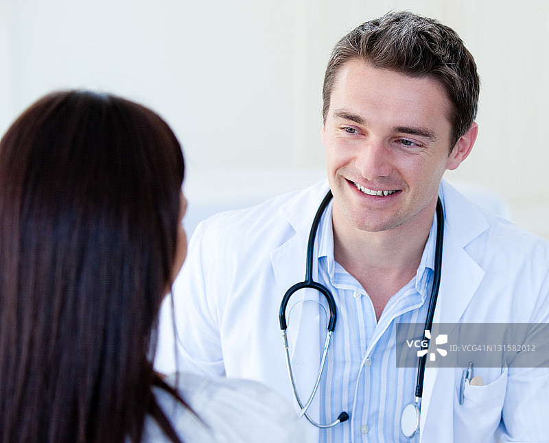 一个男医生和他的病人谈话的肖像图片素材