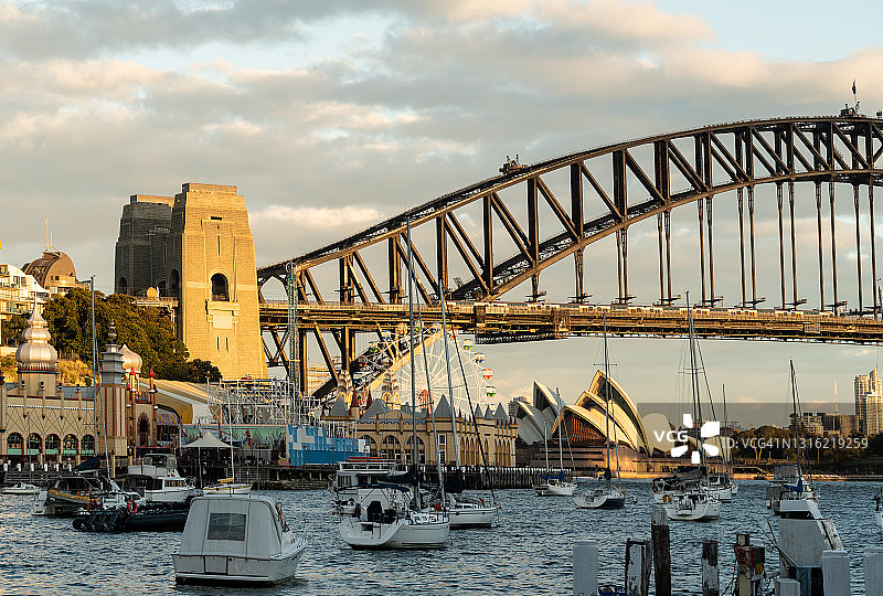 澳大利亚悉尼海港大桥上的日落图片素材