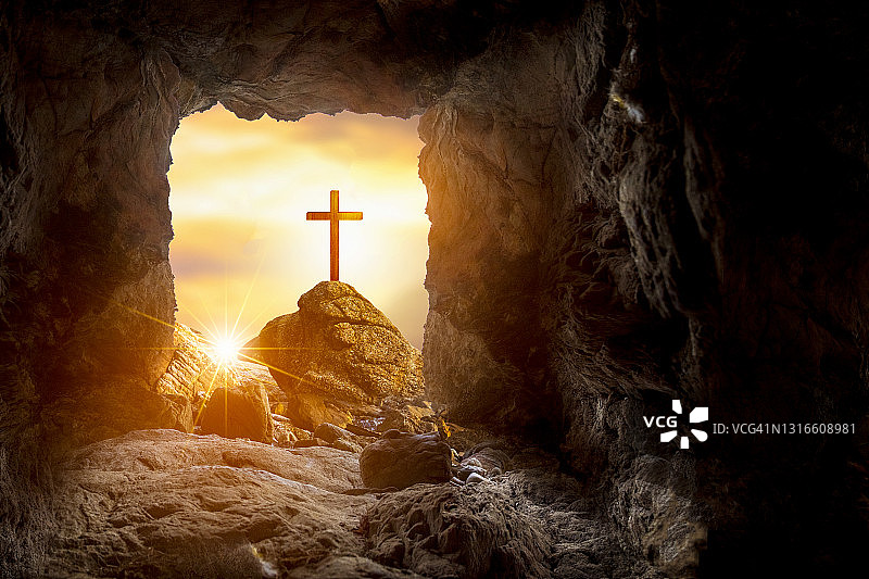 宗教基督和耶稣基督的十字架在日落，金色的光。图片素材