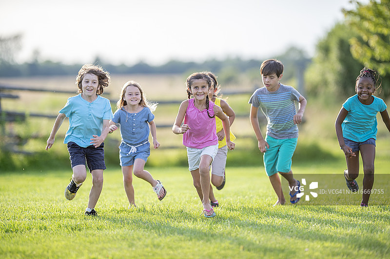 快乐的孩子在大自然中奔跑图片素材