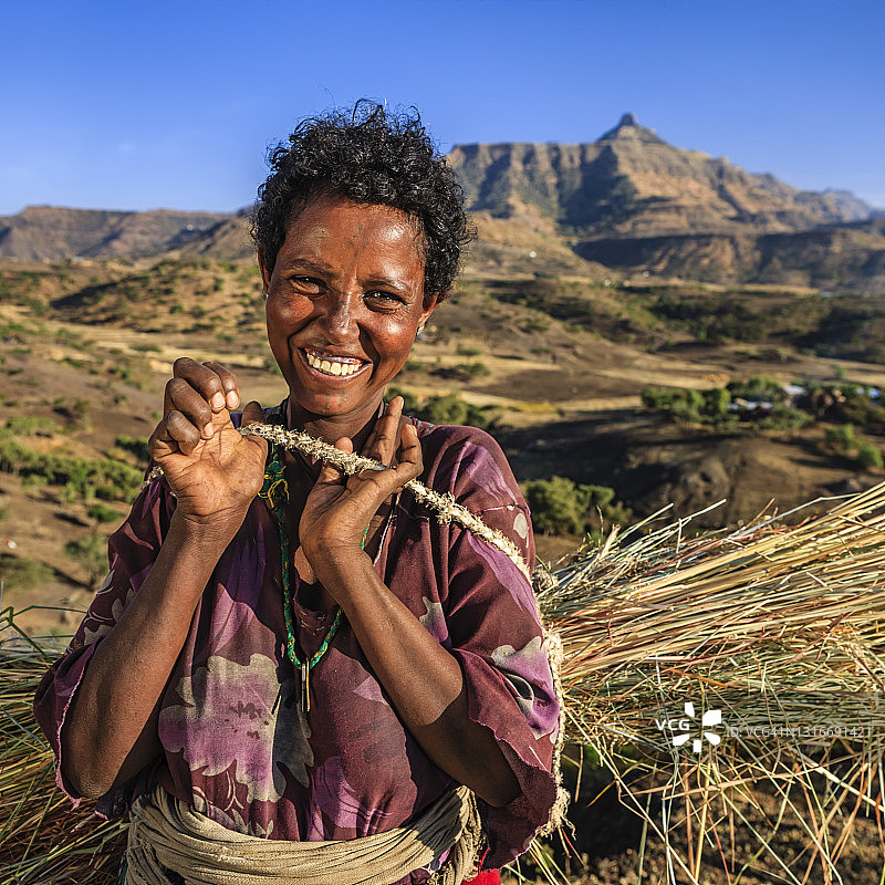 东非，快乐的非洲妇女，拿着稻草图片素材