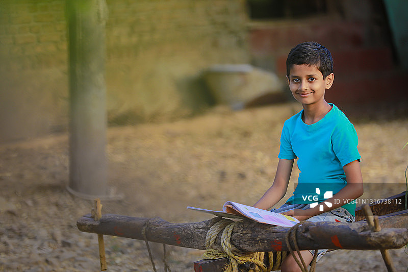 可爱的印度孩子在家里学习图片素材