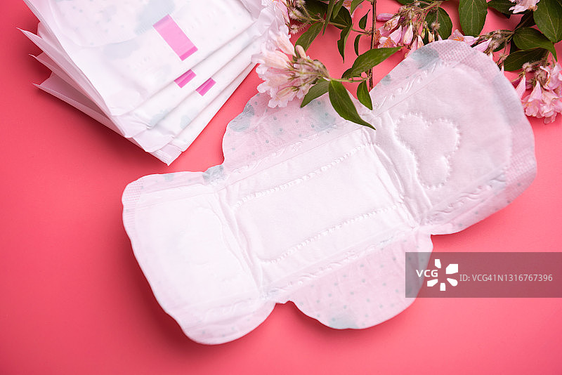 粉色背景的女性卫生巾，女性卫生概念图片素材