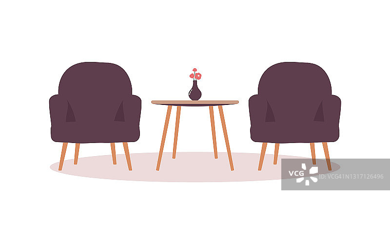两把酒红色的木腿扶手椅和一张咖啡桌，上面放着一瓶花图片素材