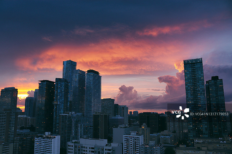 壮丽日落后的蓝色城市风景图片素材