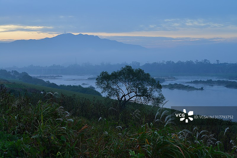 韩国坡州的嘎马克山和临津江的日出景色图片素材