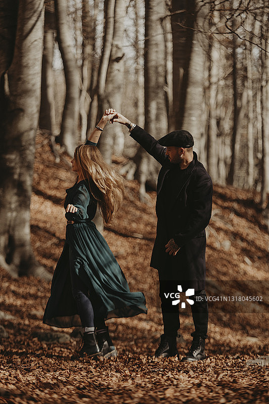 情侣们在秋天的森林里跳舞图片素材