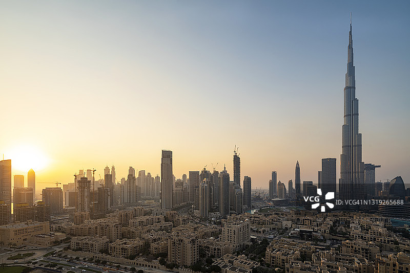 日出时迪拜的城市天际线图片素材