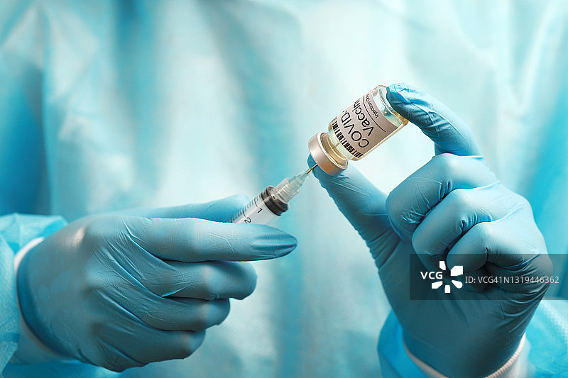 一名医护人员准备一剂COVID-19疫苗图片素材