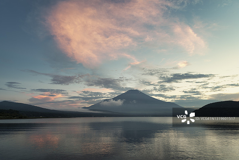 夏天黄昏时富士山上的山中湖图片素材