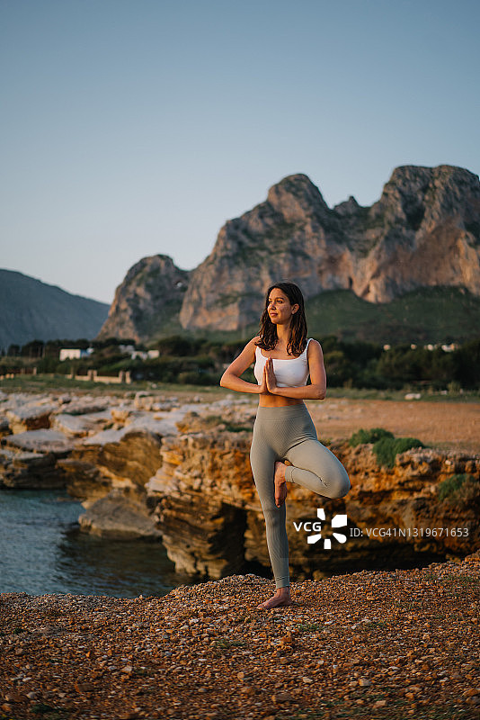 来自地中海沿岸的年轻女子练习瑜伽图片素材