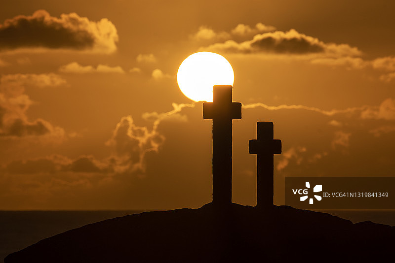 为日落时分在朗库多角失踪渔民的纪念十字架。图片素材