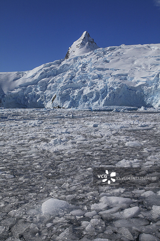 冰冻的海洋，冰川和山脉图片素材