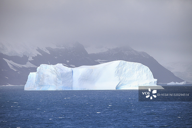冰山漂浮在海上图片素材