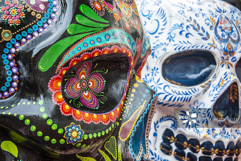 装饰多彩的头骨，陶瓷死亡象征市场，死亡日，墨西哥图片素材
