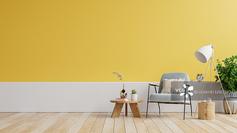 现代极简主义室内与扶手椅上空的白色，黄色的墙壁背景。图片素材