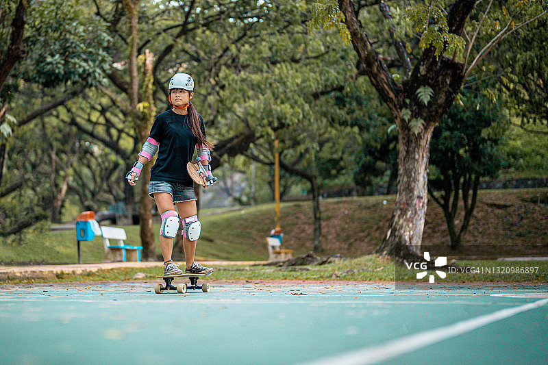 在公园里玩滑板的女孩图片素材