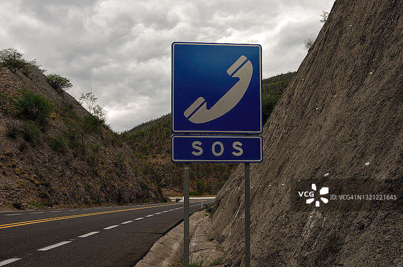 高速公路旁SOS紧急电话标志图片素材