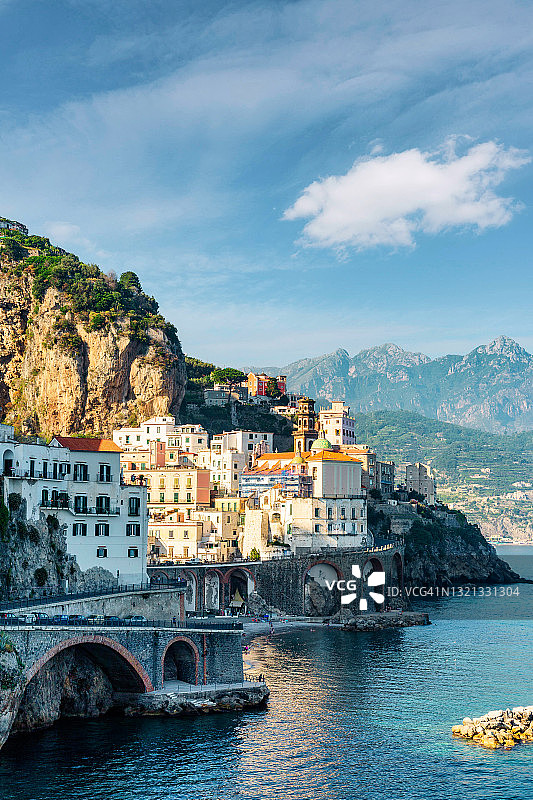 阿特拉尼，阿马尔菲海岸，坎帕尼亚，萨莱诺，意大利。在夏季日落的小镇和海边的景色图片素材
