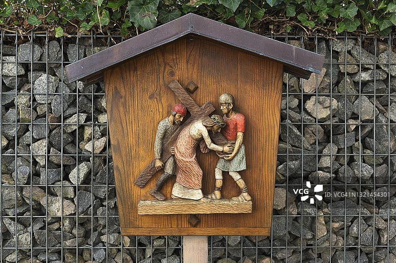 德国巴伐利亚州锡伦巴赫巴洛克式天主教朝圣教堂玛利亚梨树路边神龛图片素材