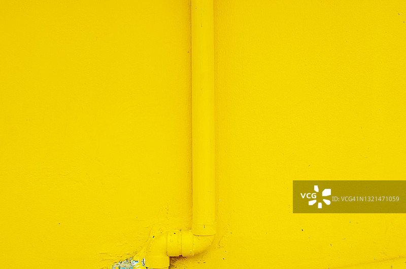 在墙的表面用黄色标出管道图片素材