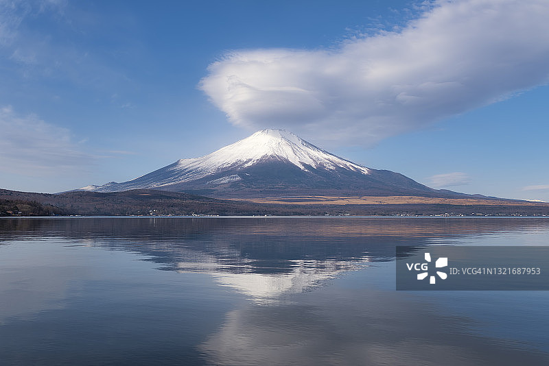富士山和山中湖反射的透镜状云图片素材