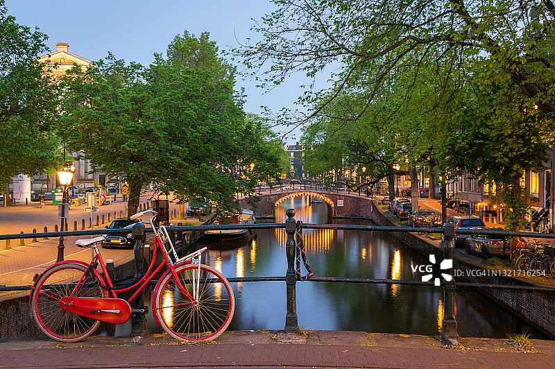 傍晚阿姆斯特丹运河上的红色自行车图片素材