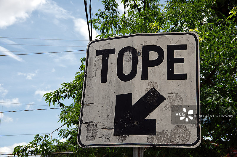 西班牙语的“Tope”(减速带)是城市街道上的交通警告标志图片素材