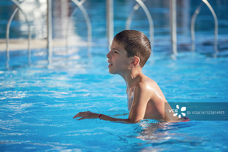 夏天和游泳为快乐的孩子们在游泳池图片素材