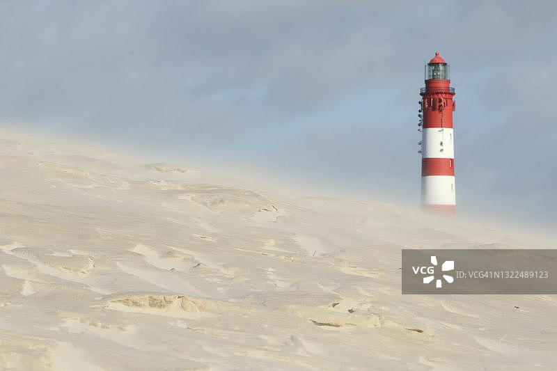 灯塔在沙丘景观，雾，阿姆鲁姆岛，北弗里斯兰群岛，石勒苏益格-荷尔斯泰因，德国图片素材