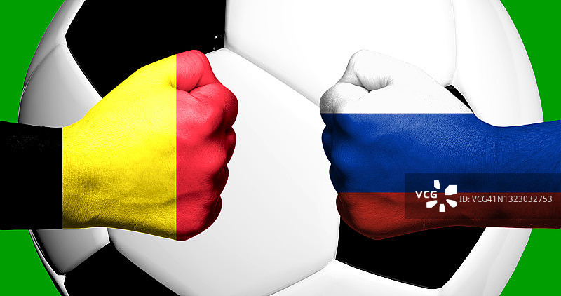 两个握紧的拳头上画着比利时和俄罗斯的国旗，背景是3d足球特写。混合媒体足球比赛的游戏概念图片素材