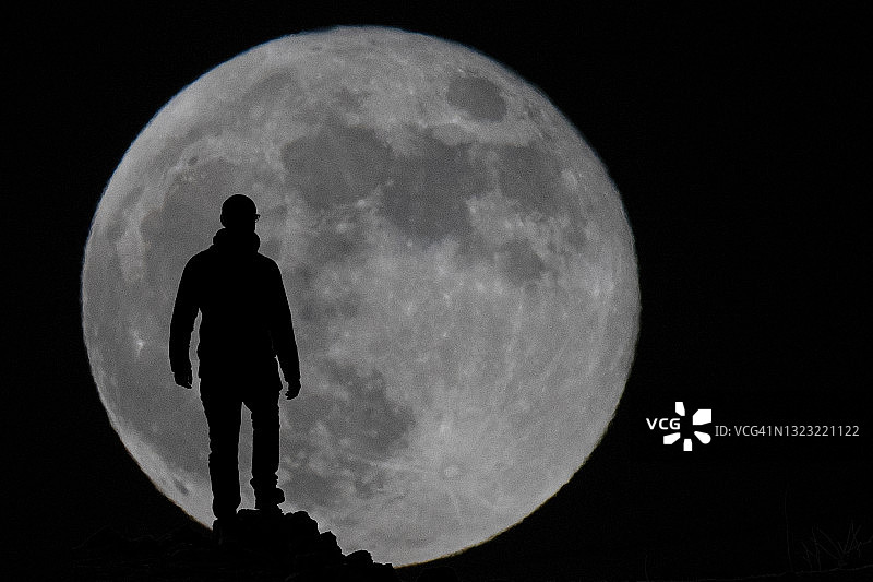 满月映衬下的男人剪影图片素材