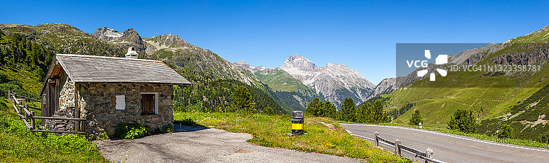 瑞士阿尔卑斯山的一个小木屋，Graubünden，瑞士图片素材