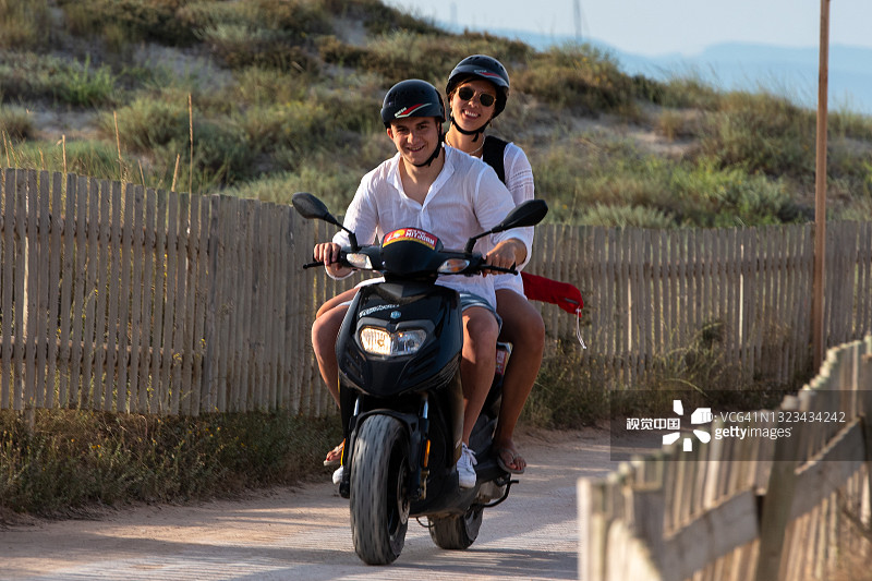 新冠肺炎疫情期间，游客在西班牙福门特拉的伊利埃斯海滩骑行图片素材