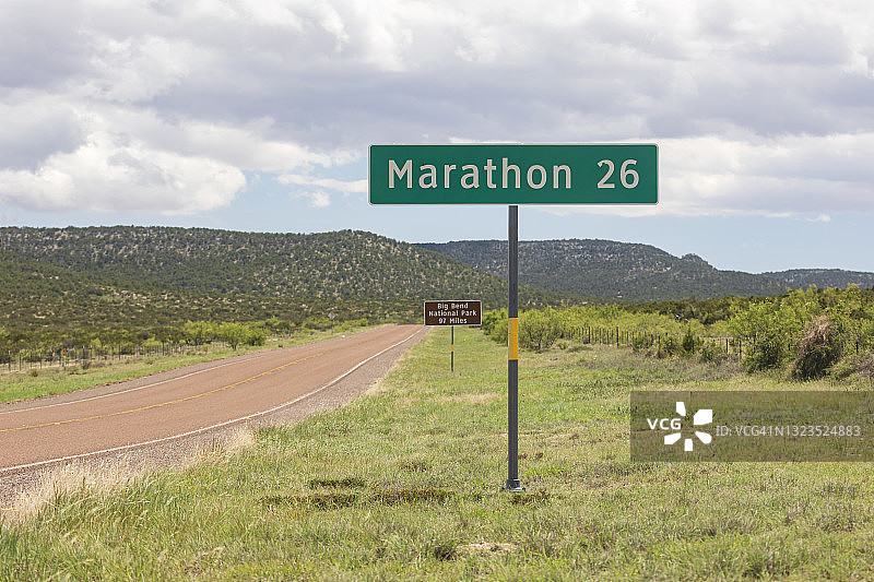 西德克萨斯州385号公路距离马拉松26英里标志牌处图片素材