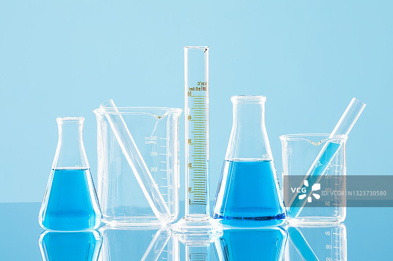蓝色背景下的实验室玻璃器皿图片素材
