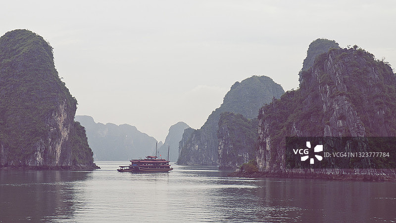 越南河内下龙湾上的游船图片素材