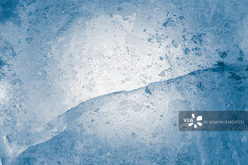 冰纹理水晶蓝色调背景。有纹理的冰冷结霜的冰面。图片素材