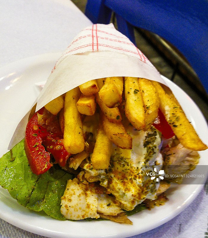 希腊快餐。腌猪肉陀螺配自制酸奶黄瓜图片素材