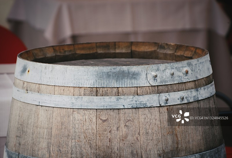 观木桶与葡萄酒的户外，传统的概念图片素材