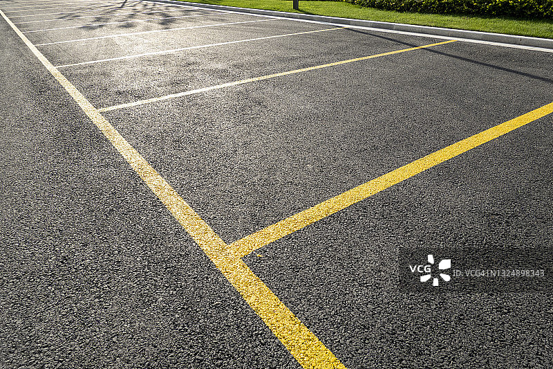 用黄线标出的停车位图片素材