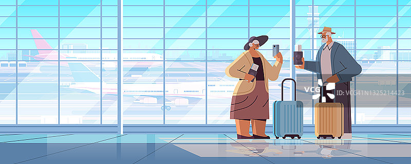 年迈的游客祖父母夫妇带着行李、护照和机票准备在机场登机度假旅游图片素材