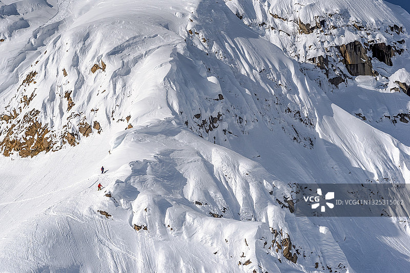 极速滑雪者准备从悬崖上滑下来图片素材
