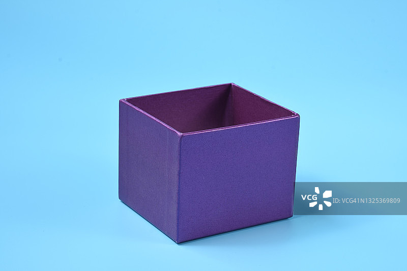 蓝色背景上的紫色盒子。图片素材