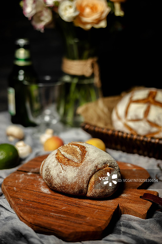 静物:桌上的土产面包和花瓶图片素材