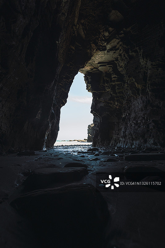 大教堂海滩的黑暗洞穴内部图片素材