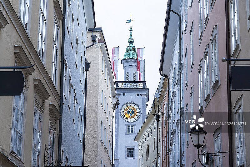 奥地利，萨尔茨堡州，萨尔茨堡，Getreidegasse街，背景是旧市政厅的钟楼图片素材