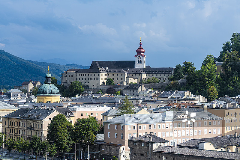 奥地利，萨尔茨堡州，萨尔茨堡，历史悠久的古镇，背景是卡杰塔纳尔基什大教堂和农贝格修道院图片素材