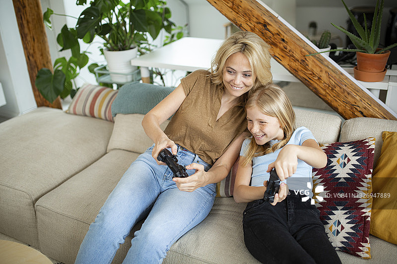 一个快乐的白人家庭在家里娱乐的高角度视图图片素材