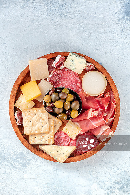 熟食和奶酪拼盘，最上面的。帕尔玛火腿、蓝纹奶酪等图片素材